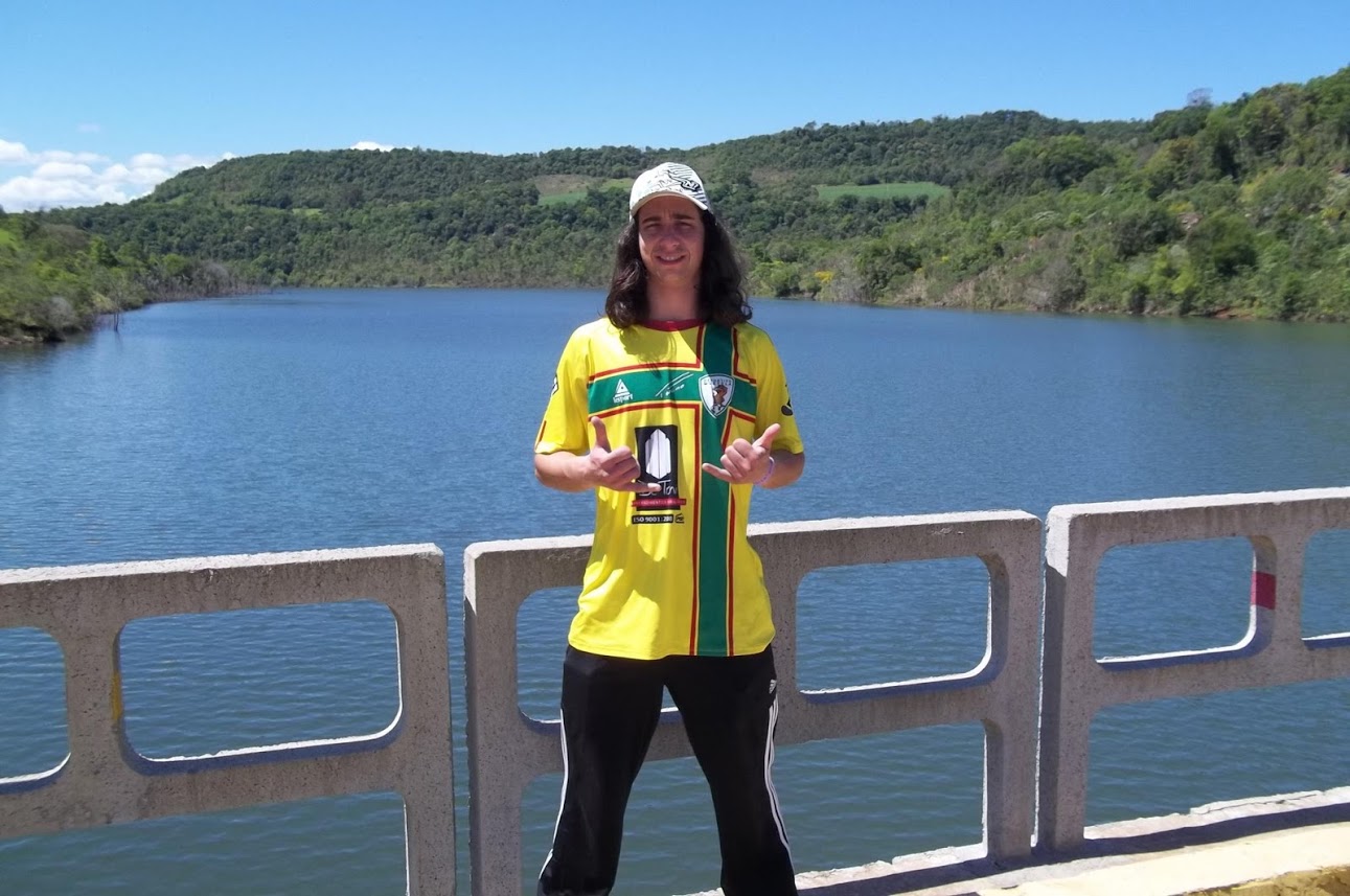 O atleta Leandro Dalmolin Scarsi posa com o manto do Furão Tricolor na ponte sobre o rio Uruguai (divida dos estados do Rio Grande do Sul e Santa Catarina) no município de Rio dos Índios em Outubro de 2012