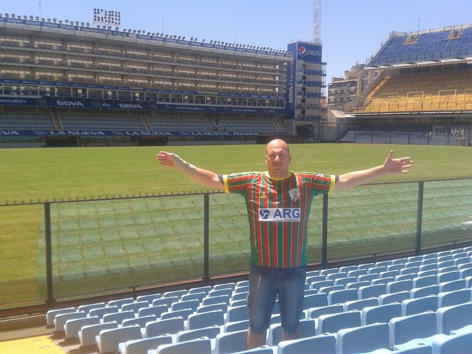 O atleta Rafael M. de Costa, visita a casa do seu segundo (ou seria o terceiro???) time do coração no city tour por La Brandsen, 805, em La Bombonera.